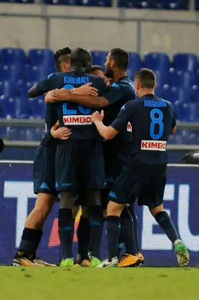 All'Olimpico la Lazio va in vantaggio con De Vrij ma nella ripresa Koulibaly, Callejon e Mertens ribaltano tutto  in cinque minuti. Nel finale il quarto gol su rigore di Jorginho.