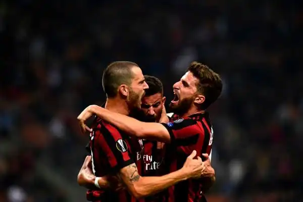 Capitan Bonucci e Borini festeggiano con Musacchio dopo il gol del 2-0.