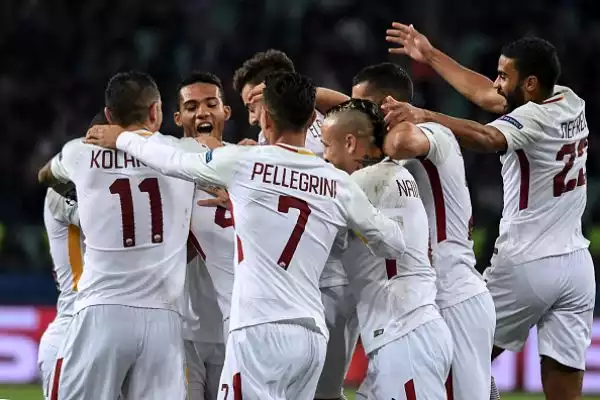 Il difensore della Roma Manolas festeggiato dai compagni di squadra dopo il gol che ha sbloccato la partita.