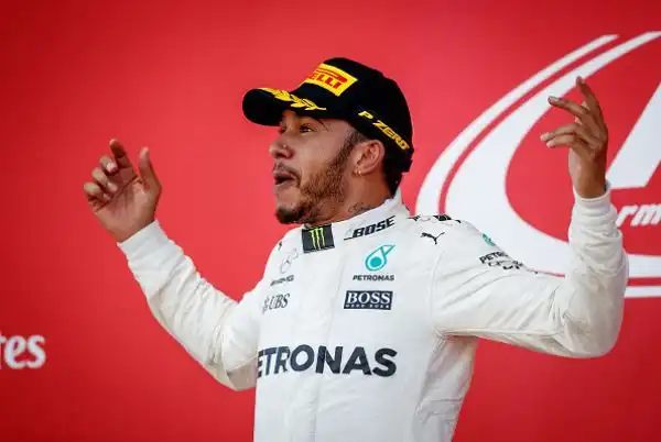 Sebastian Vettel si è incredibilmente ritirato al quinto giro per problemi al motore, consegnando virtualmente nelle mani di Lewis Hamilton, primo davanti a Ricciardo e Verstappen, il quarto titolo.