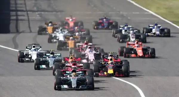 Sebastian Vettel si è incredibilmente ritirato al quinto giro per problemi al motore, consegnando virtualmente nelle mani di Lewis Hamilton, primo davanti a Ricciardo e Verstappen, il quarto titolo.