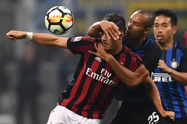 Buon primo tempo dell'Inter che dhiude in vantaggio con un gol di Icardi. Nella ripresa si scatena il Milan ma Icardi risponde due volte ai pareggi momentanei di Suso e Bonavnetura.