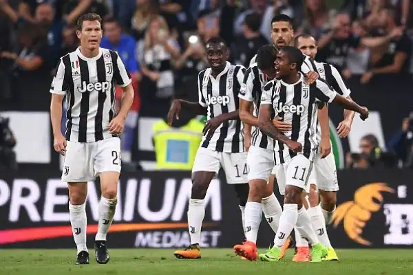 Grandi emozioni a Torino: la Juventus passa in vantaggio con Douglas Costa ma nella ripresa la Lazio ribalta il risultato con una doppietta di Immobile. Dybala sbaglia il rigore del pareggio.