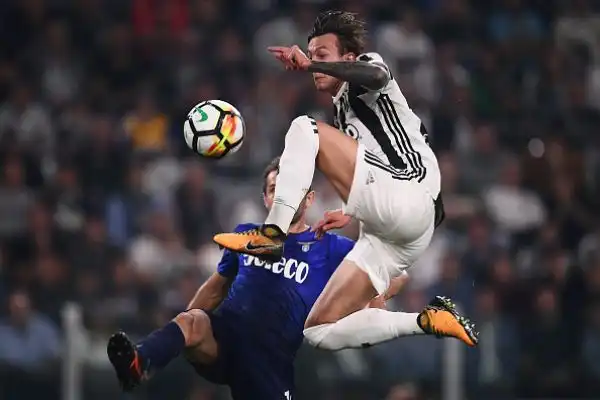 Grandi emozioni a Torino: la Juventus passa in vantaggio con Douglas Costa ma nella ripresa la Lazio ribalta il risultato con una doppietta di Immobile. Dybala sbaglia il rigore del pareggio.