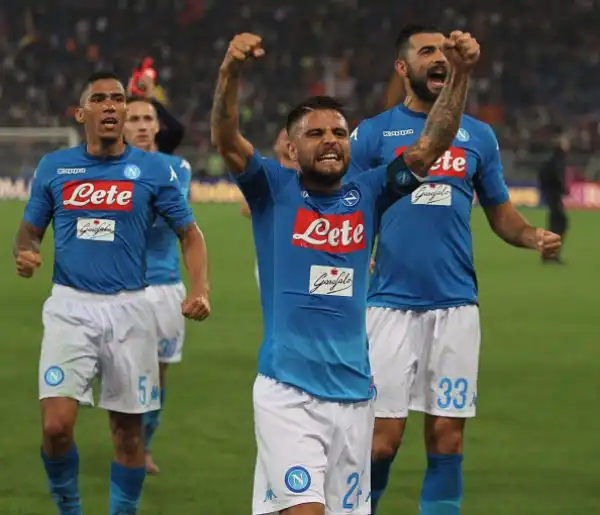 Serata da favola per il Napoli che vince il secondo anticipo dell'ottava giornata di serie A, 1-0 in casa della Roma, grazie ad un gol di Insigne, e vola a +5 in testa alla classifica.