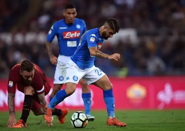 Serata da favola per il Napoli che vince il secondo anticipo dell'ottava giornata di serie A, 1-0 in casa della Roma, grazie ad un gol di Insigne, e vola a +5 in testa alla classifica.