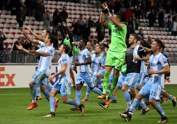La Lazio rimonta e supera il Nizza nella terza giornata di Europa League con una rete di Caicedo e la doppietta di Milinkovic-Savic, di Mario Balotelli il gol dei padroni di casa.