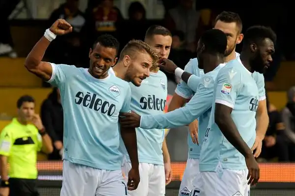 La squadra di Simone Inzaghi schianta il Benevento con le reti di Immobile, Marusic, Bastos, Parolo e Nani. Di Lazaar il gol della bandiera per i campani.