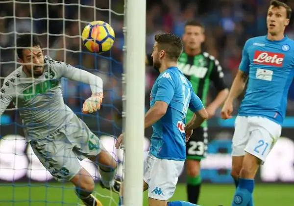 Al San Paolo partenopei in gol con Allan, autogol di Consigli e Mertens. A firmare la rete del Sassuolo è Falcinelli. Sfortunati i neroverdi che colpiscono due traverse.