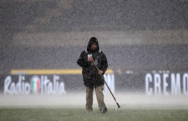 Il campo impraticabile causa pioggia costringe l'arbitro a rinviare il match a data da destinarsi.
