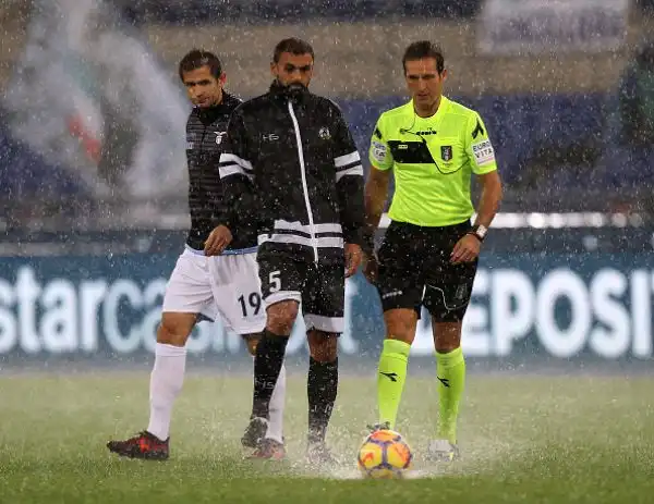 Il campo impraticabile causa pioggia costringe l'arbitro a rinviare il match a data da destinarsi.