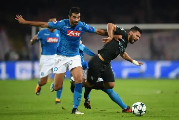 Il Napoli tiene testa alla corazzata Manchester City, ma deve arrendersi alla superiore classe e alla fisicità della squadra di Guardiola, che resta a punteggio pieno e vola agli ottavi di Champions.