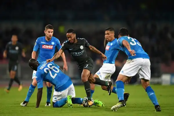 Il Napoli tiene testa alla corazzata Manchester City, ma deve arrendersi alla superiore classe e alla fisicità della squadra di Guardiola, che resta a punteggio pieno e vola agli ottavi di Champions.