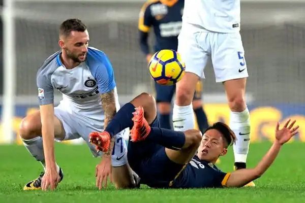 Pesantissima vittoria esterna dell'Inter, che si impone anche al Bentegodi con i gol di Borja Valero e Perisic dopo che Pazzini aveva trovato il pareggio scaligero su rigore assegnato dalla VAR.
