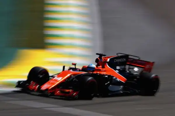 l titoli piloti e costruttori sono già stati assegnati, ma i protagonisti del Mondiale 2017, Lewis Hamilton e Sebastian Vettel, si sono dati battaglia anche nel penultimo Gran Premio della stagione. 