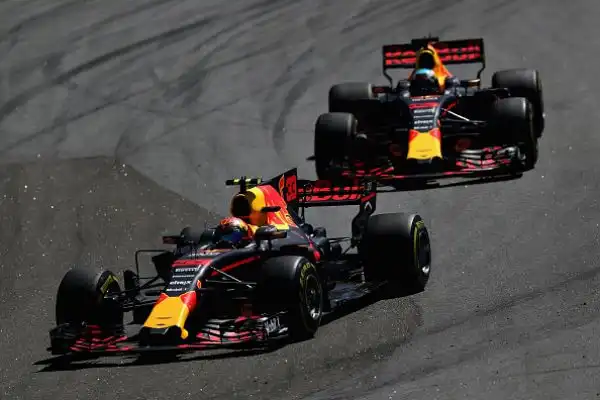 l titoli piloti e costruttori sono già stati assegnati, ma i protagonisti del Mondiale 2017, Lewis Hamilton e Sebastian Vettel, si sono dati battaglia anche nel penultimo Gran Premio della stagione. 