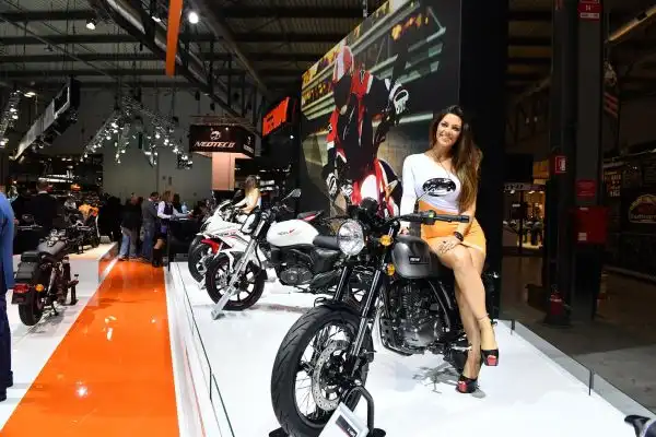 Donne e motori, spettacolo a Milano per la 75° Esposizione Internazionale Ciclo e Motociclo.