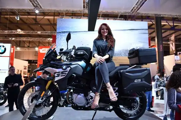 Donne e motori, spettacolo a Milano per la 75° Esposizione Internazionale Ciclo e Motociclo.