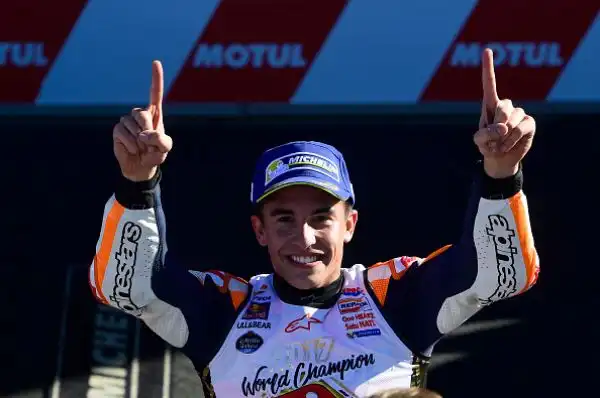 Marquez ha vinto per la sesta volta in carriera il Mondiale. Il centauro della Honda, al termine di una corsa pazzesca in cui rimane miracolosamente in piedi dopo una scivolata, chiude al terzo posto.