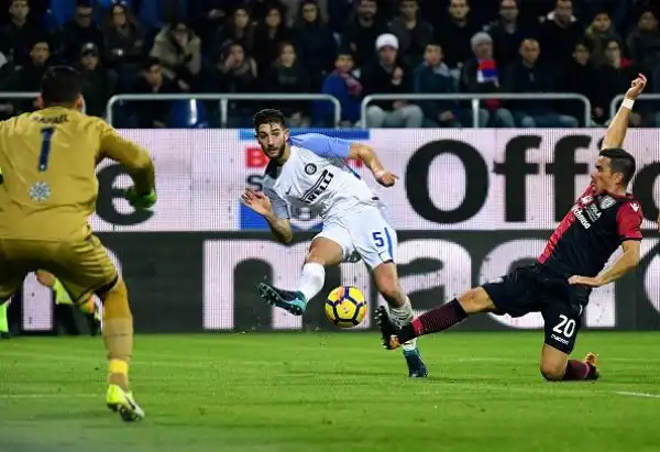 C'è la firma del solito Mauro Icardi sulla vittoria per 3-1 dell'Inter a Cagliari che proietta i nerazzurri almeno per una notte in vetta alla classifica.