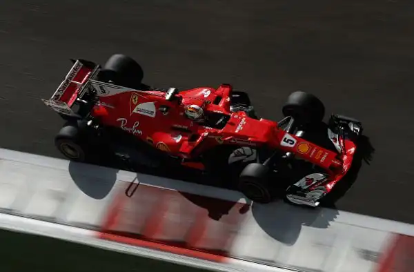 Nella prima giornata di prove il britannico della Mercedes ha staccato il ferrarista Vettel di 149 millesimi. Terzo tempo per la Red Bull di Ricciardo, che si è messo alle spalle Raikkonen, Bottas e V