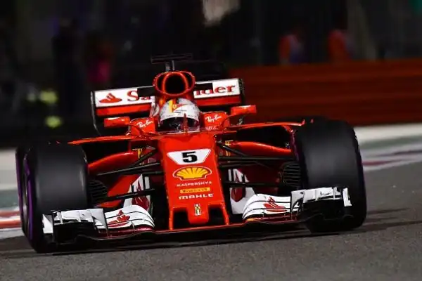Nella prima giornata di prove il britannico della Mercedes ha staccato il ferrarista Vettel di 149 millesimi. Terzo tempo per la Red Bull di Ricciardo, che si è messo alle spalle Raikkonen, Bottas e V