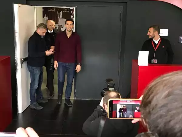 L'ex Pallone d'Oro, accompagnato dal papà Bosco Leite, ha incontrato i dirigenti rossoneri nella sede del club.