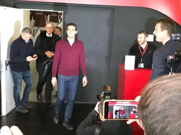 L'ex Pallone d'Oro, accompagnato dal papà Bosco Leite, ha incontrato i dirigenti rossoneri nella sede del club.