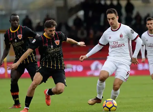 Il portiere giallorosso Brignoli segna di testa il gol del pareggio al 95' dopo che il Milan era passato in vantaggio due volte con Bonaventura e Kalinic. Di Puscas il primo gol dei padroni di casa.