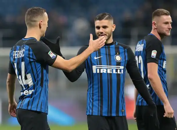 I nerazzurri travolgono i clivensi grazie alla tripletta di Perisic e ai gol di Icardi e Skriniar e sorpassano il Napoli, sconfitto in casa dalla Juventus venerdì.