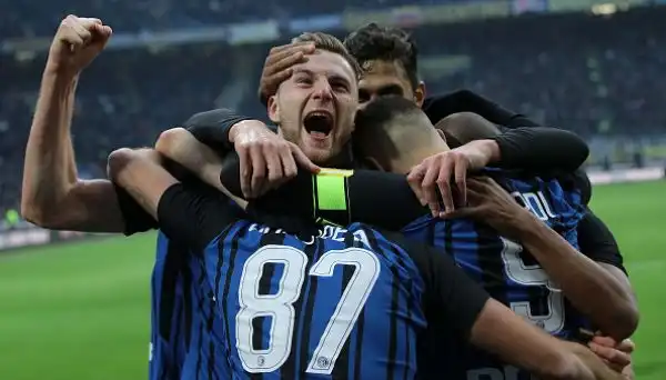 I nerazzurri travolgono i clivensi grazie alla tripletta di Perisic e ai gol di Icardi e Skriniar e sorpassano il Napoli, sconfitto in casa dalla Juventus venerdì.
