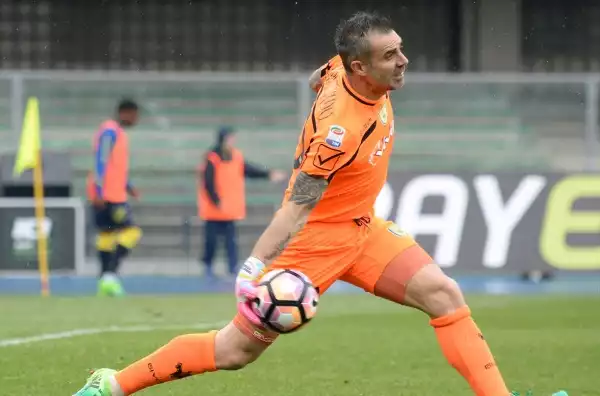 Stefano Sorrentino: il numero 70 del Chievo ha ereditato i guanti da papà Roberto, capitano del Catania nella promozione in serie A.