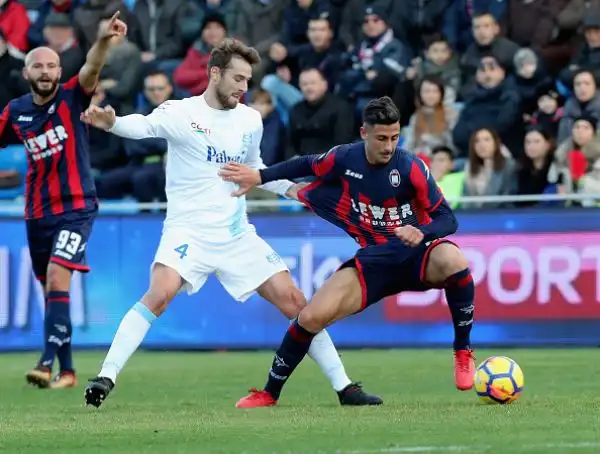 Un gol di Ante Budimir stende i veronesi e regala tre punti pesanti ai calabresi che si portano al quintultimo posto superando il Genoa.