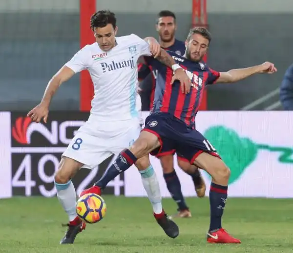 Un gol di Ante Budimir stende i veronesi e regala tre punti pesanti ai calabresi che si portano al quintultimo posto superando il Genoa.