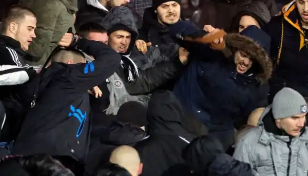 Gravi incidenti durante il sentitissimo derby tra Partizan e Stella Rossa: una ventina i feriti.