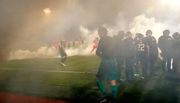 Gravi incidenti durante il sentitissimo derby tra Partizan e Stella Rossa: una ventina i feriti.