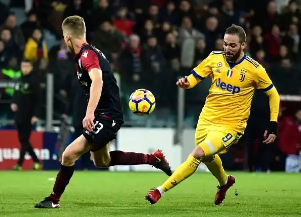 A Cagliari nel primo tempo due pali per la Juventus e Szczesny decisivo due volte, poi nella ripresa il gol di Bernardeschi e gli episodi contestati nel finale con la Juve che resta in scia al Napoli.