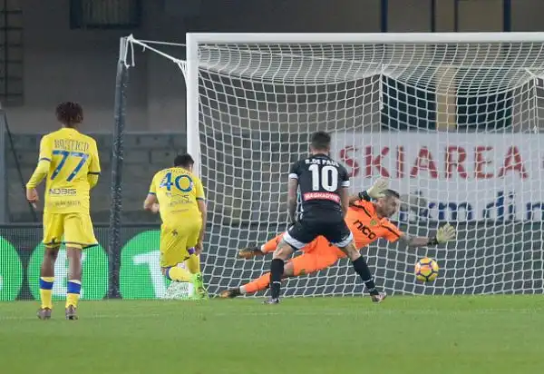 Nel pareggio del Bentegodi primo gol e primo autogol dell'anno per i giocatori del Chievo rispettivamente con Radovanovic e Tomovic.
