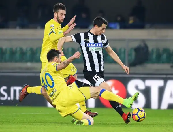Nel pareggio del Bentegodi primo gol e primo autogol dell'anno per i giocatori del Chievo rispettivamente con Radovanovic e Tomovic.