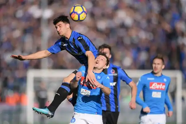 Gli azzurri di Sarri superano per 1-0 l'Atalanta di Gasperini all'Atleti Azzurri d'Italia grazie alla rete di Mertens nella ripresa.