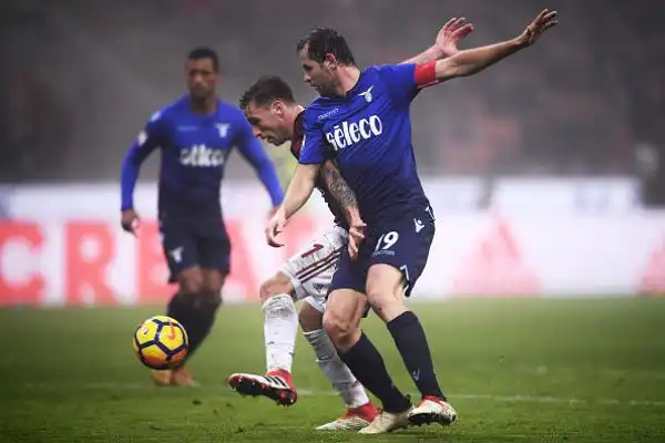 I rossoneri piegano la Lazio grazie a una rete di Cutrone (ma il gol del baby attaccante è di mano) e un colpo di testa di Bonaventura. Di Marusic i l gol biancoazzurro.