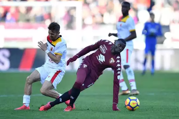 Succede tutto nei primi 45 minuti a Torino con i tre gol granata di Iago Falque, Niang e Obi e l'espulsione del portiere ospite Belec. 