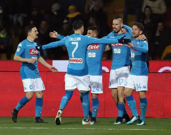 Il Napoli risponde alla Juventus e si riprende la vetta della classifica di serie A superando per 2-0 un buon Benevento nel posticipo testa-coda della ventitreesima giornata di campionato.