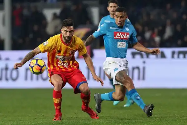 Il Napoli risponde alla Juventus e si riprende la vetta della classifica di serie A superando per 2-0 un buon Benevento nel posticipo testa-coda della ventitreesima giornata di campionato.