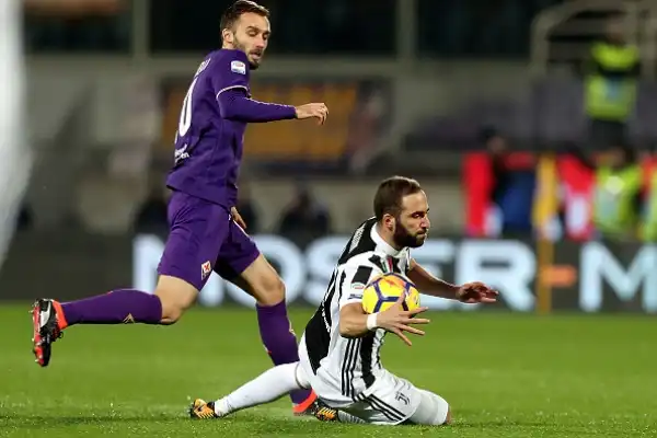 La Juventus vince con i gol di Bernardeschi e Higuain nella ripresa dopo le polemiche del primo tempo per un rigore concesso e poi revocato ai viola.