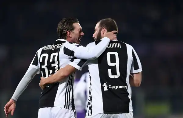 La Juventus vince con i gol di Bernardeschi e Higuain nella ripresa dopo le polemiche del primo tempo per un rigore concesso e poi revocato ai viola.