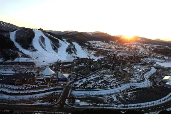 Nella cerimonia dapertura si accenderà la torcia alta 700 m, simbolo dei metri d'altitudine di PyeongChang, la città della Corea del Sud.