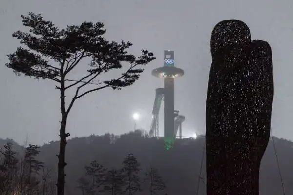 Nella cerimonia dapertura si accenderà la torcia alta 700 m, simbolo dei metri d'altitudine di PyeongChang, la città della Corea del Sud.