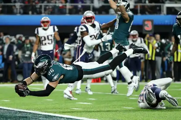 NFL, il Super Bowl LII lo vince Philadelphia. Primo storico successo per gli Eagles che superano i favoriti Patriots 41-33. Super Foles.