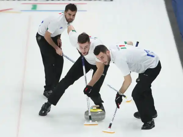Battuta d'arresto per l'Italia del curling, che cede 6-4 alla Danimarca: un incidente di percorso sulla strada per le semifinali.